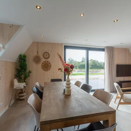 Seaside With Garden 度假居 *